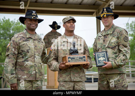 Oberst Kevin D. Admiral, Links, Kommandant der 3. Kavallerie Regiments, und Command Sgt. Maj. Bryan D. Barker, 3. Cav. Regt. command Sergeant Major, präsentieren die regimental Award für die beste Soldat von 2016 Pfc. Lynn Pharr während einer Zeremonie im Veteranen Feld in Fort Hood, Texas, 28. März 2017. (U.S. Armee Foto vom Kapitän Gnade Geiger) Stockfoto