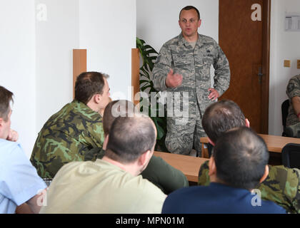 Us Air Force Tech Sgt. Jarrett Patman, eine Mannschaft Leiter mit der 136 Aircraft Maintenance Squadron, Texas Air National Guard, gibt ein Briefing zu einer Klasse von Tschechischen Flieger über der 136 Airlift Wing, 21. März 2017, an der 21 Tactical Air Base, Caslav, Tschechische Republik. Patman Vertreten der 136 als Experte für seine Karriere. (Air National Guard Foto von Senior Airman De'Jon Williams). Stockfoto