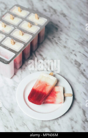Hausgemachte Erdbeeren und Joghurt Eis am Stiel Stockfoto