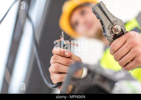 Nahaufnahme der Elektriker arbeiten mit Drahtschneider Stockfoto