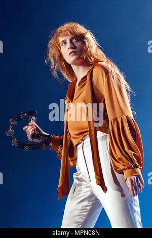 Florenz + der Maschine (Florence Welch) live in Newcastle, UK. Florenz und die Maschine live, Florence Welch auf der Bühne. Stockfoto