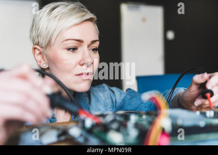 Frau Arbeiten am Computer Stockfoto