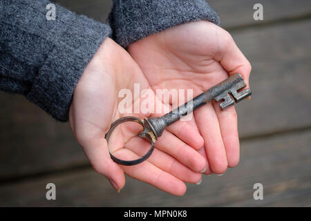 Hände halten einen alten Schlüssel, close-up Stockfoto