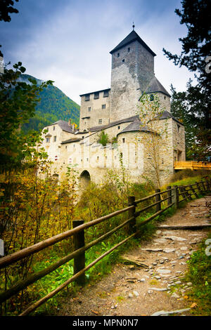 Weg zum Schloss Taufers über Sand in Taufers, Ahrntal, Südtirol, Trentino Alto Adige, Italien Stockfoto