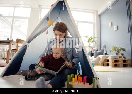 Mutter spielt mit ihrem Sohn zu Hause Stockfoto