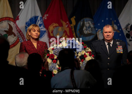 Vizegouverneur Kim Guadagno, Links, und Brig. Gen. Michael L. Cunniff, der Adjutant General von New Jersey auf, während New Jersey Army National Guard soldiersr Ort einen Kranz zu Ehren des 100-jährigen Jubiläums der Einreise in die Vereinigten Staaten Erste Welt Krieg an der Patriots, Trenton, New Jersey, April 6, 2017. (U.S. Air National Guard Foto von Master Sgt. Matt Hecht/Freigegeben) Stockfoto