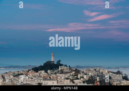 USA, Kalifornien, San Francisco, Coit Tower und Telegraph Hill am Abend Stockfoto