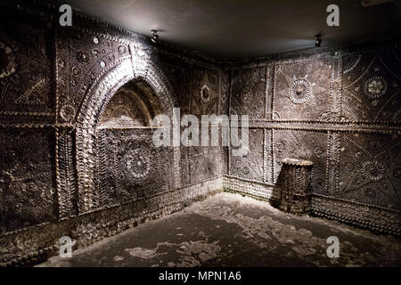 Altarkammer in der Muschelgrotte in der Küstenstadt Margate, Großbritannien Stockfoto