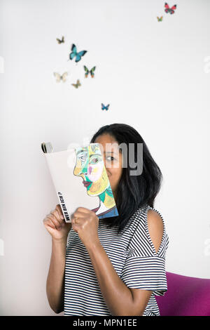 Frau mit Gesicht mit Buch, lesen Poesie mit Schmetterlingen Stockfoto