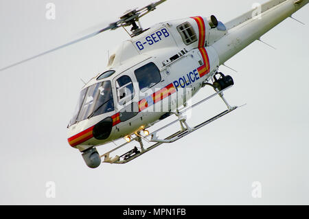 Polizeihubschrauber G-SEPB Eurocopter AS355 Ecureuil (Eichhörnchen) mit Nasenkamera-Sehturm. Fliegen Stockfoto