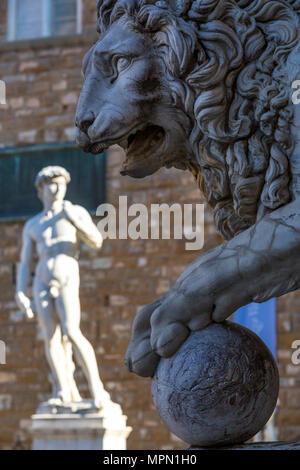 Lion Statue und Kopie von Michelangelos 'David' an der Piazza della Signoria, Florenz Italien Stockfoto