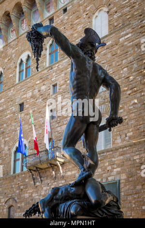 Cellinis Skulptur des Perseus töten Medussa auf der Piazza della Signoria in Florenz, Toskana, Italien Stockfoto