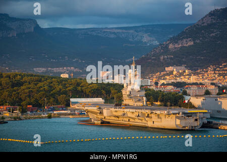 Atomgetriebenen Flugzeugträger Charles de Gaulle mit der Französischen Marine angedockt in Toulon, Côte d'Azur, Frankreich Stockfoto