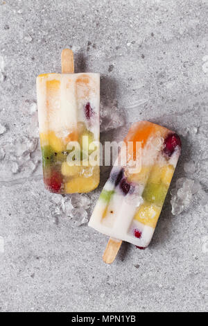 Hausgemachte Obst und Joghurt Eis am Stiel auf Marmor Stockfoto