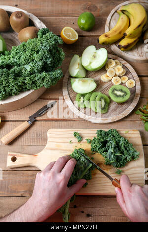 Mann Vorbereitung grünen Smoothie schneiden Kale Stockfoto