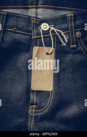 Close up braunes Papier Tags mit Jeans Hose Jeans Hintergrund Stockfoto
