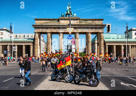 Berlin Mitte, Hunderte von Bikern Protest am Brandenburger Tor zum Schutz von Frauen, Kindern und alten Menschen in Deutschland. Rechten Kotflügel Rallye Stockfoto