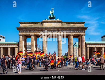 Berlin Mitte, Hunderte von Bikern Protest am Brandenburger Tor zum Schutz von Frauen, Kindern und alten Menschen in Deutschland. Rechten Kotflügel Rallye Stockfoto