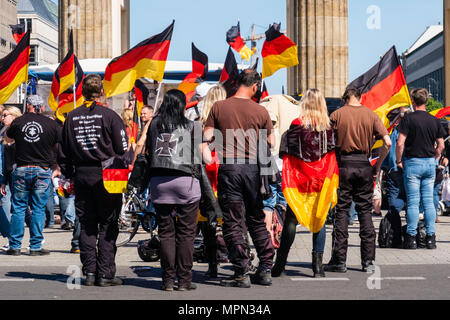 Berlin Mitte, Hunderte von Bikern Protest am Brandenburger Tor zum Schutz von Frauen, Kindern und alten Menschen in Deutschland. Rechten Kotflügel Rallye Stockfoto