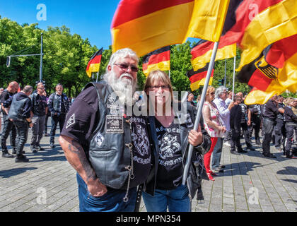 Berlin Mitte, Hunderte von Bikern Protest am Brandenburger Tor zum Schutz von Frauen, Kindern und alten Menschen in Deutschland. Stockfoto