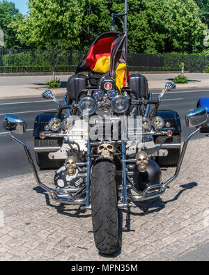 Berlin Mitte, geparkte Motorräder. Motorrad mit Schädeln und Deutsche Flagge an Biker Demo. Stockfoto