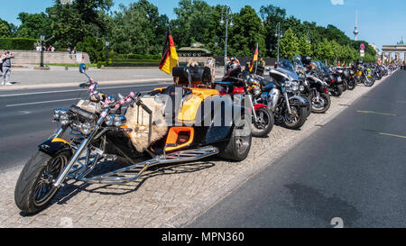 Berlin Mitte, Hunderte von Bikern Protest am Brandenburger Tor zum Schutz von Frauen, Kindern und alten Menschen in Deutschland. Stockfoto
