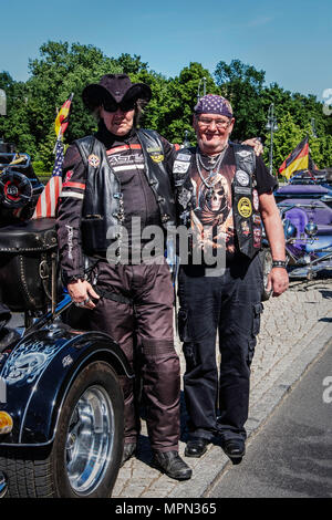 Berlin Mitte, zwei Biker in leder taille - Mäntel mit Abzeichen an Biker Demo. Stockfoto