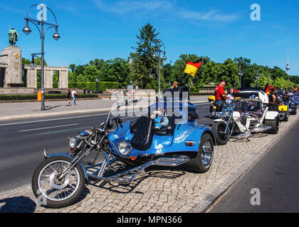 Berlin Mitte, geparkten Dreirad Motorräder. Blau Motorrad mit stofftier Maskottchen an Biker Demo. Stockfoto
