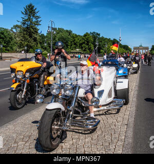 Berlin Mitte, älterer Mann versucht, Dreirad Motorrad an Biker für Deutschland Demo. Hunderte von Bikern Protest am Brandenburger Tor zum Schutz Stockfoto