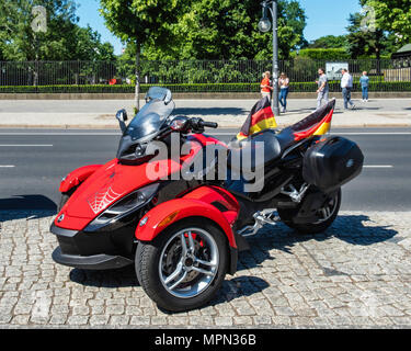 Berlin Mitte, Rot BRP Can-Am Spyder Roadster an Biker für Deutschland Rallye. Hunderte von Bikern Protest am Brandenburger Tor Stockfoto