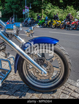 Berlin Mitte, Motor Bike detail. Blau geparkt Fahrrad mit Silber ente Maskottchen an Biker Demo. Stockfoto
