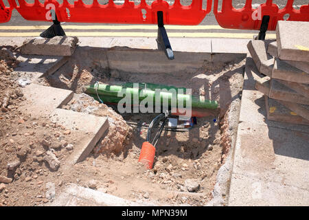 Mai 2018-Graben geöffnet in den Fußweg in Cardiff für die Installation von neuen Daten Kabel Stockfoto