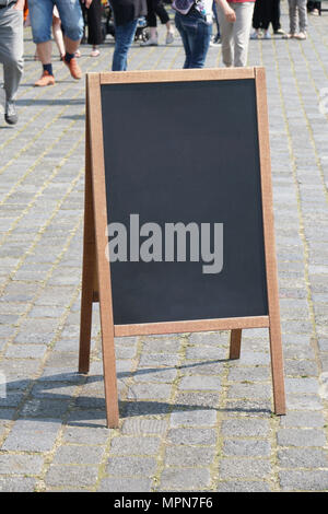 Leere Tafel Schiefertafel Werbung a-frame anmelden oder Kunden Stopper in Fußgängerzone Stockfoto