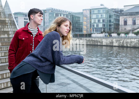 Junge Frau und Mann heraus hängen, direkt an der Spree in Berlin, Deutschland Stockfoto