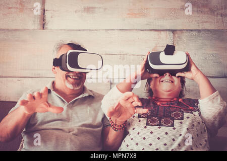Mann und Frau senior kaukasischen versuchen, Neue thinkgs trendy. Konzept moderne für pensionierte Menschen glücklich und genossen. Stockfoto
