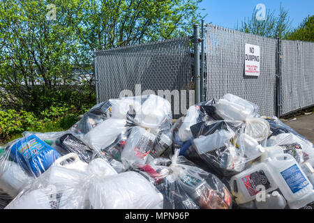 Müll gedumpten Neben kein Dumping Zeichen - Buckley Bay, British Columbia, Kanada. Stockfoto