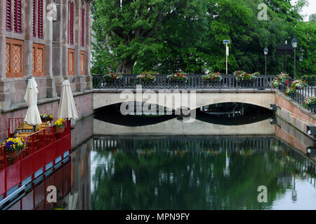 COLMAR, Frankreich - 17. Mai 2018: Kanal und Brücke in der quatrer Petite Venise (Klein Venedig). Stockfoto