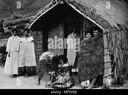 Hongi, die traditionelle Begrüßung der Maori, Neuseeland, 1902. Artist: Muir & Moodie. Stockfoto