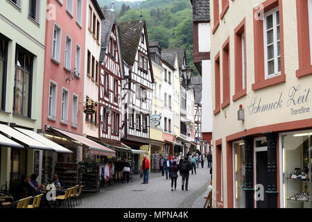 BERNKASTEL-KUES, Deutschland - Mai 14, 2018: Straße mit Restaurants und Geschäften Eng. Stockfoto