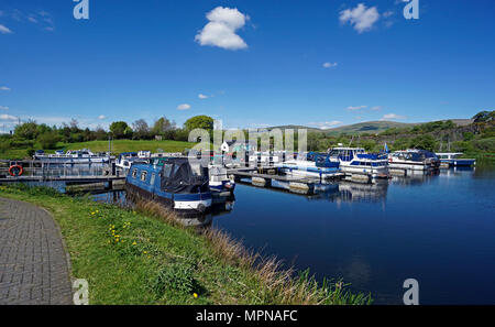 Boote im Becken auf der Forth-and-Clyde-Kanal im Village in der Nähe von Auchinstarry Kilsyth North Lanarkshire Schottland Großbritannien Stockfoto