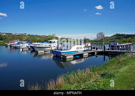 Boote im Becken auf der Forth-and-Clyde-Kanal im Village in der Nähe von Auchinstarry Kilsyth North Lanarkshire Schottland Großbritannien Stockfoto