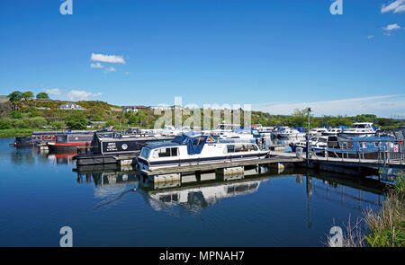 Boote im Becken auf der Forth-and-Clyde-Kanal im Village in der Nähe von Auchinstarry Kilsyth North Lanarkshire Schottland Großbritannien Stockfoto