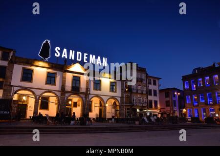 Gaia, Portugal - 19. Mai 2018: Sandeman Keller in der Altstadt von Vilanova de Gaia, Portugal. Sandeman ist eine Marke von Portweinen gegründet im Jahr 1790 Stockfoto