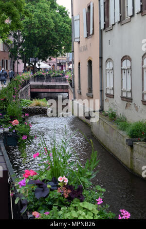 COLMAR, Frankreich - 17. Mai 2018: Die kleinen Kanal in Colmar Stadt. Bild vertikal. Stockfoto