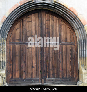 Massive alte Holztür Stockfoto