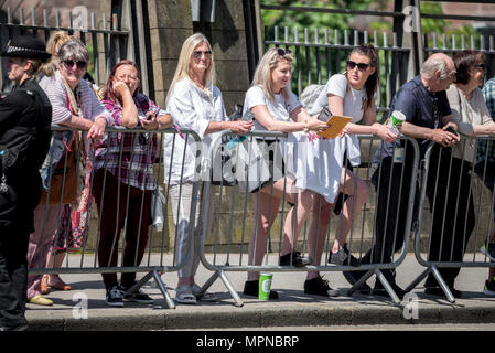 Mitglieder der Öffentlichkeit und Medien warten außerhalb der Kathedrale von Manchester vor dem nationalen Service des Gedenkens in Erinnerung an die Opfer der Arena Bombenattentat in Manchester, Großbritannien, am 22. Mai 2018. Prinz William und der britische Premierminister Theresa May zusammen mit anderen Politikern, sowie Angehörige der Getöteten, und Rettungskräfte zur Szene des Terror Angriff, während Tausende von Menschen in Manchester Dienstag versammelten sich am ersten Jahrestag des Terrorangriffs in der Stadt die 22 Toten. Stockfoto
