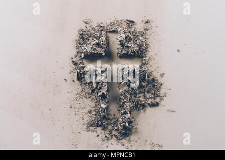 Blick von oben auf die Form von ash auf weißen Tischplatte Stockfoto