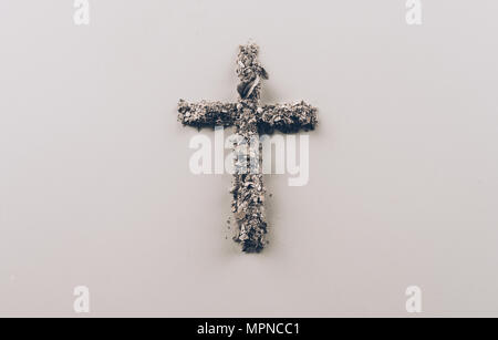 Blick von oben auf die Form von ash auf weiße Oberfläche Stockfoto