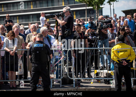 Die Polizei, die königlichen Schutz Offiziere, die Öffentlichkeit und die Medien beobachten eine Schweigeminute außerhalb der Kathedrale von Manchester während der nationalen Service des Gedenkens in Erinnerung an die Opfer der Arena Bombenattentat in Manchester, Großbritannien, am 22. Mai 2018. Prinz William und der britische Premierminister Theresa May zusammen mit anderen Politikern, sowie Angehörige der Getöteten, und Rettungskräfte zur Szene des Terror Angriff, während Tausende von Menschen in Manchester Dienstag versammelten sich am ersten Jahrestag des Terrorangriffs in der Stadt die 22 Toten. Stockfoto