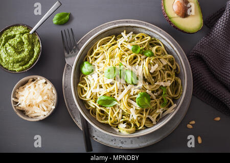 Spaghetti Pasta mit Avocado Basilikum Pesto Stockfoto